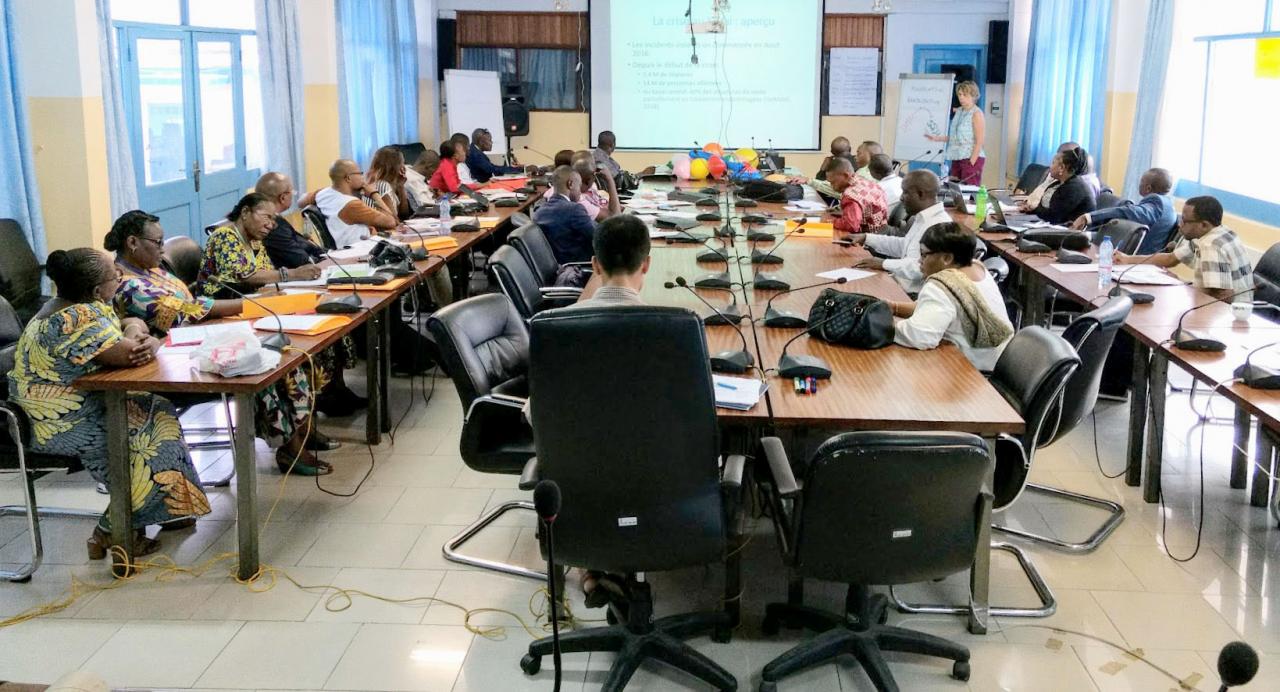 Dans la salle de conférence de l'OMS, à Kinshasa, les participants se sont penchés sur la définition des priorités et le renforcement de la programmation des soins de santé de la reproduction pour les trois provinces du Kasaï - crédit photo: OMS RDC. 