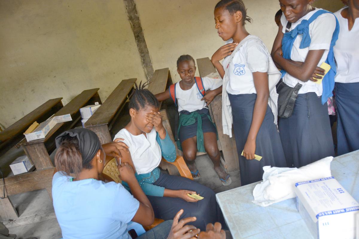 Des écolières de Kinshasa, au sud est de la capitale, recevant leur vaccin contre la fièvre jaune - Photo, OMS/Eugene Kabambi 