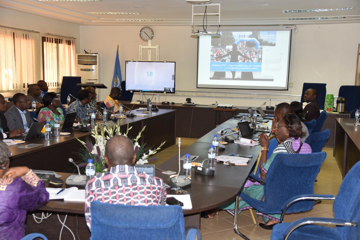 Un personnel attentif aux présentations via le Webex 