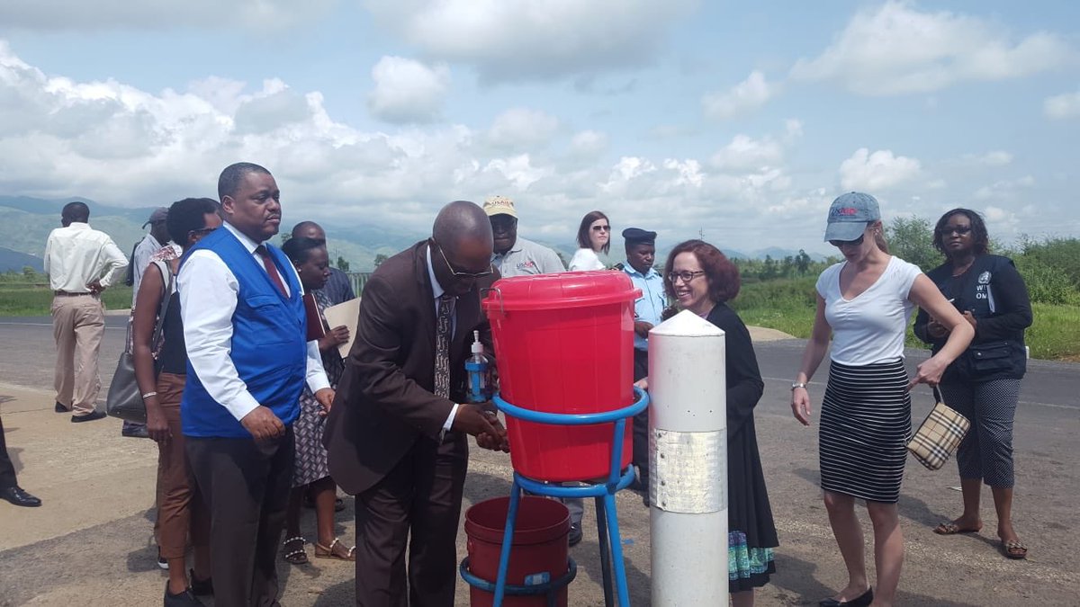 Le Représentant de l'OMS au Burundi se lavant les mains lors de la visite au point d'entrée de Gatumba