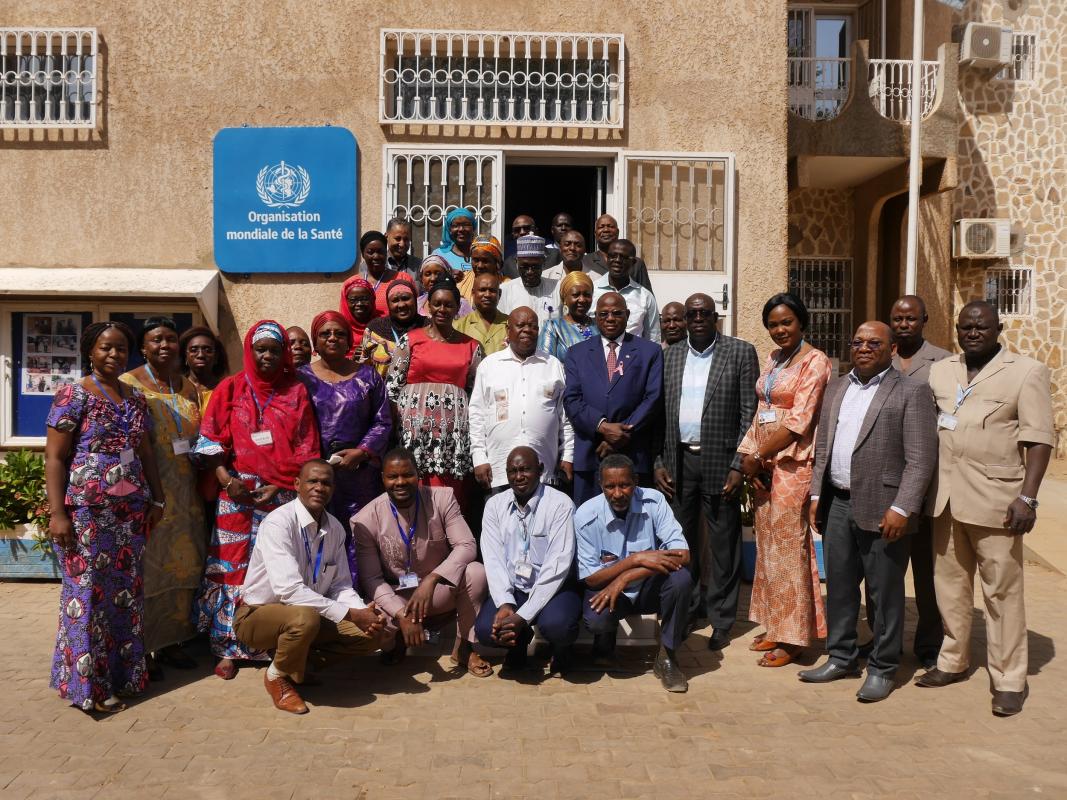 Photo de famille avec le Dr Obama entouré par le Secrétaire Général du MSP et la Représentante par Intérim de l’OMS ainsi que du staff de l’OMS et du MSP