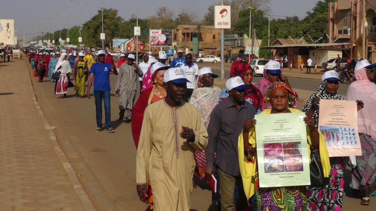 Promouvoir le sport pour la santé: une marche de 2 km avec la particpation des staffs du ministère, de l’OMS et de la population de Niamey