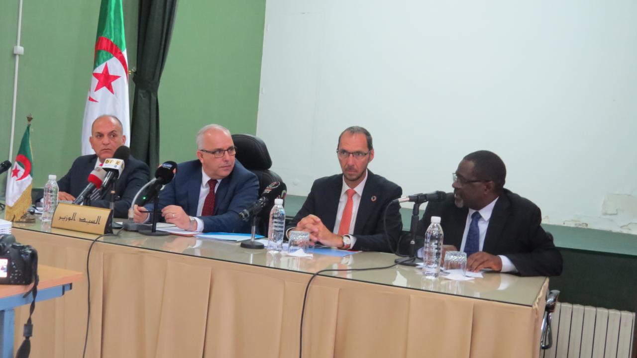 De droite vers la gauche : Dr B F. Nguessan Représentant de l'OMS; M E. Overvest Coordonnateur Résident du SNU, Dr M Miraoui Ministre de la santé et Dr Rahal DG de l'INSP