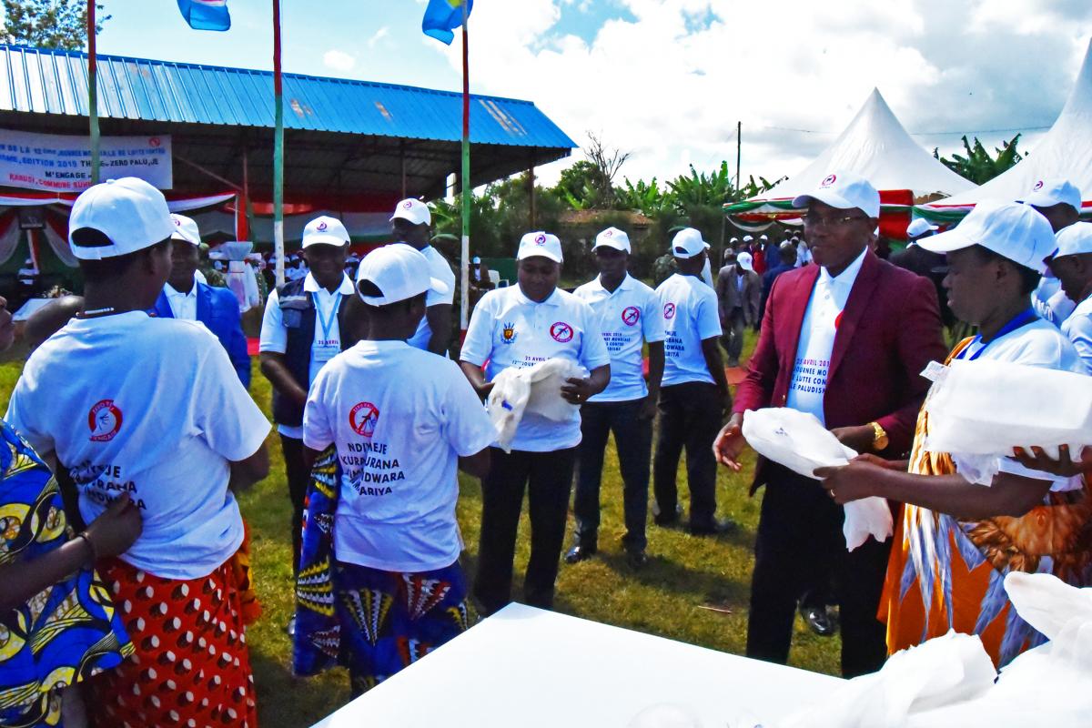 Distribution des MILDA aux femmes de la communauté  de Buhiga par les officiels