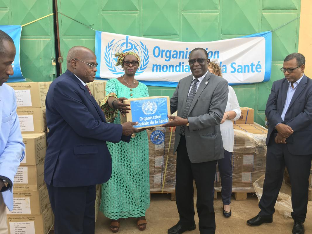 Remise officielle et symbolique d’un échantillon du lot de médicament au Secrétaire Général du MSP par la Représentante par Intérim de l’OMS au Niger avec le Représentant de la FAO assurant l’intérim de la Coordinatrice du système des Nations Unies