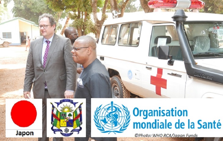 Le Représentant de l'OMS, Dr. Ritter Von Xylander et le Ministre de la Santé et de la Population, Dr. Pierre Somse lors de la cérémonie de remise des ambulances à Bangui
