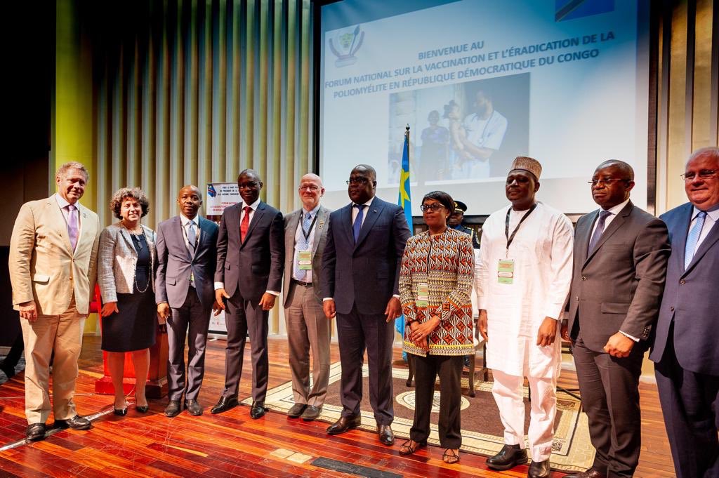 Photo de groupe comprenant le président de la RDC, Félix Antoine Tshisekedi avec les principaux chefs des délégations au forum sur la vaccination de Kinshasa - OMS/EK