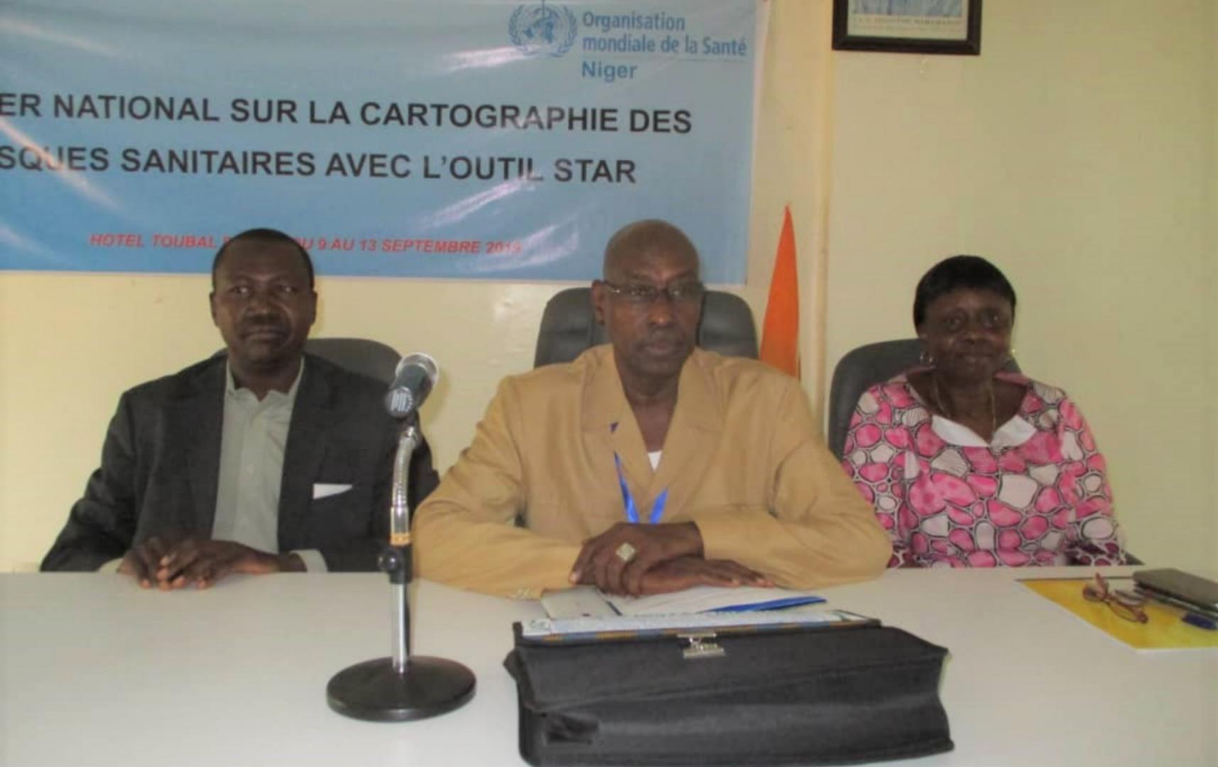 Une  vue  des  officiels  à  l’ouverture  avec  de  gauche  à  droite:  le  Directeur  Régional  de  la  Santé Publique  de  Dosso,  l’Inspecteur  Général  du  MSP,  la  Chargée  du  Programme  Urgences  sanitaires  de  l’OMS  Niger