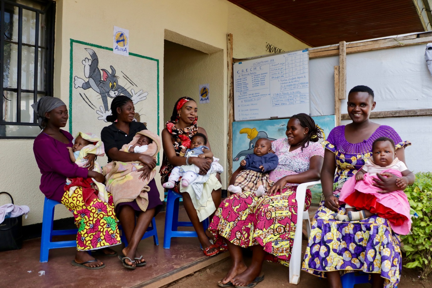 Cinq femmes avec leurs bébés à Beni, après avoir survécu à la maladie à virus Ebola pendant leur grossesse 