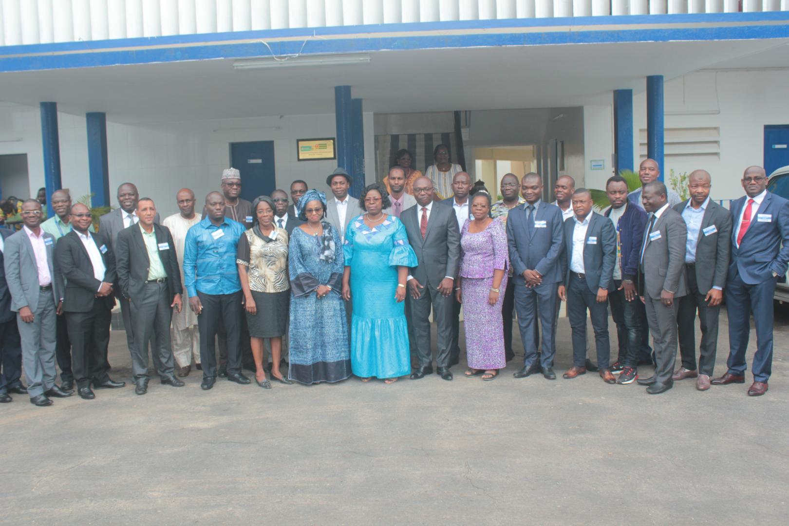 Photo de famille officiles et participants à l'ouverture