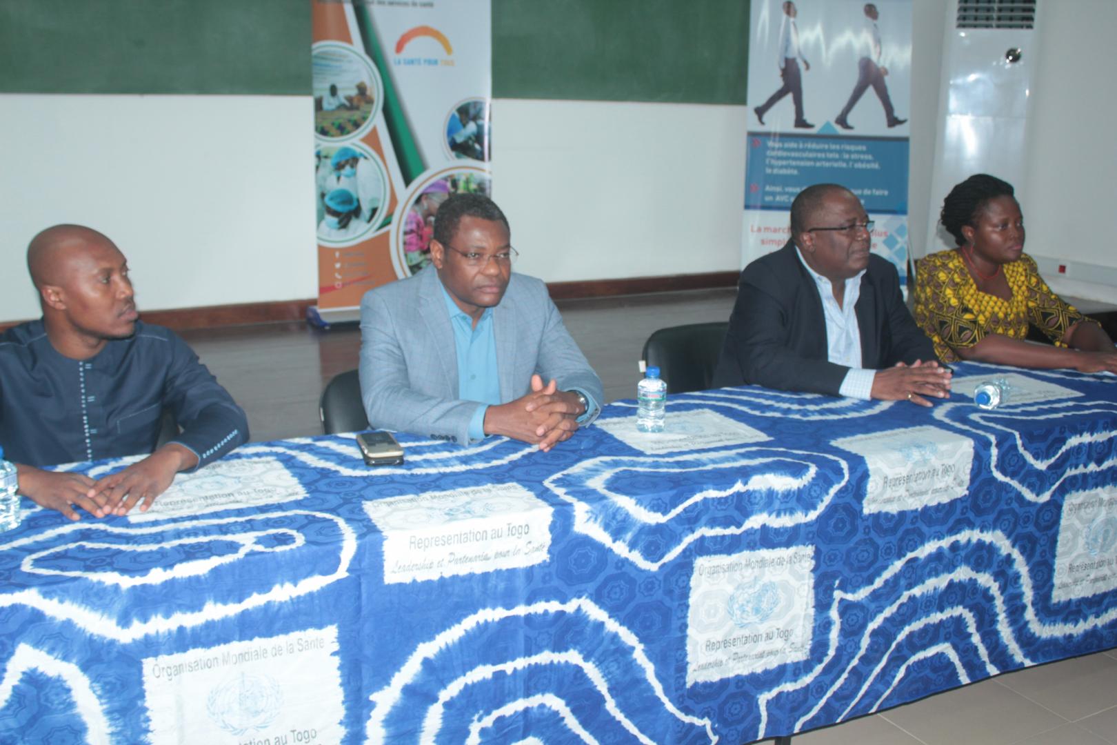 Dr Guedenon, Dr Davi, Prof Belo et Dr Ketevi à la table d'honneur durant la conférence débat