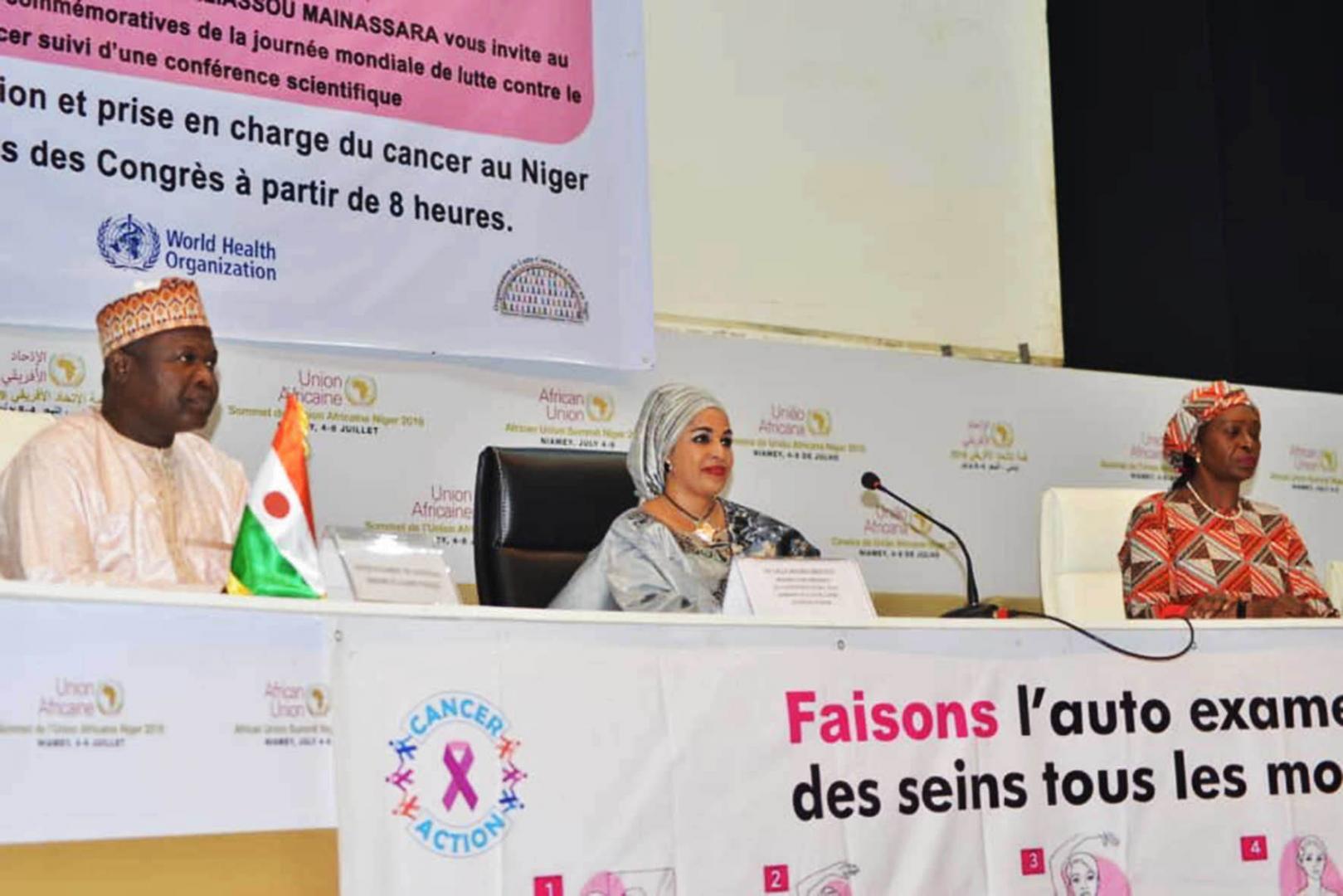 Une vue de la table des officiels avec de gauche à droite : le Ministre de la Santé, la Première Dame du Niger et la Représentante de l’OMS au Niger
