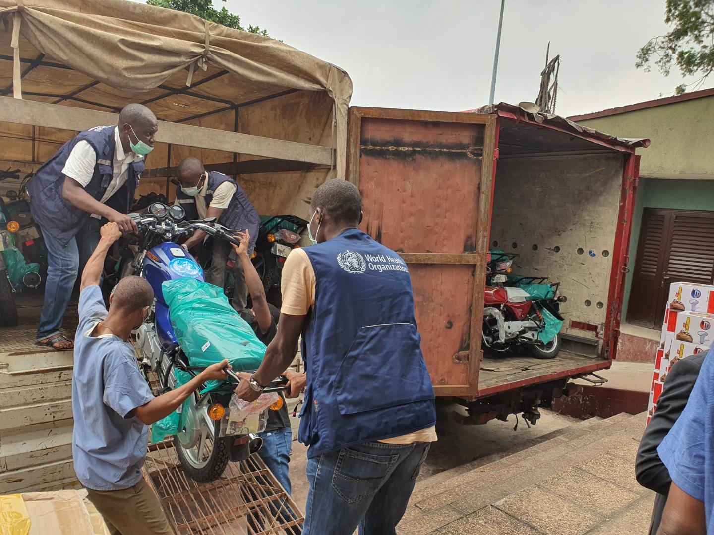 Une partie de 50 motos en pleine livraison à l'INRB Kinshasa, ce samedi 30 mai 2020. OMS/ Eugene Kabambi