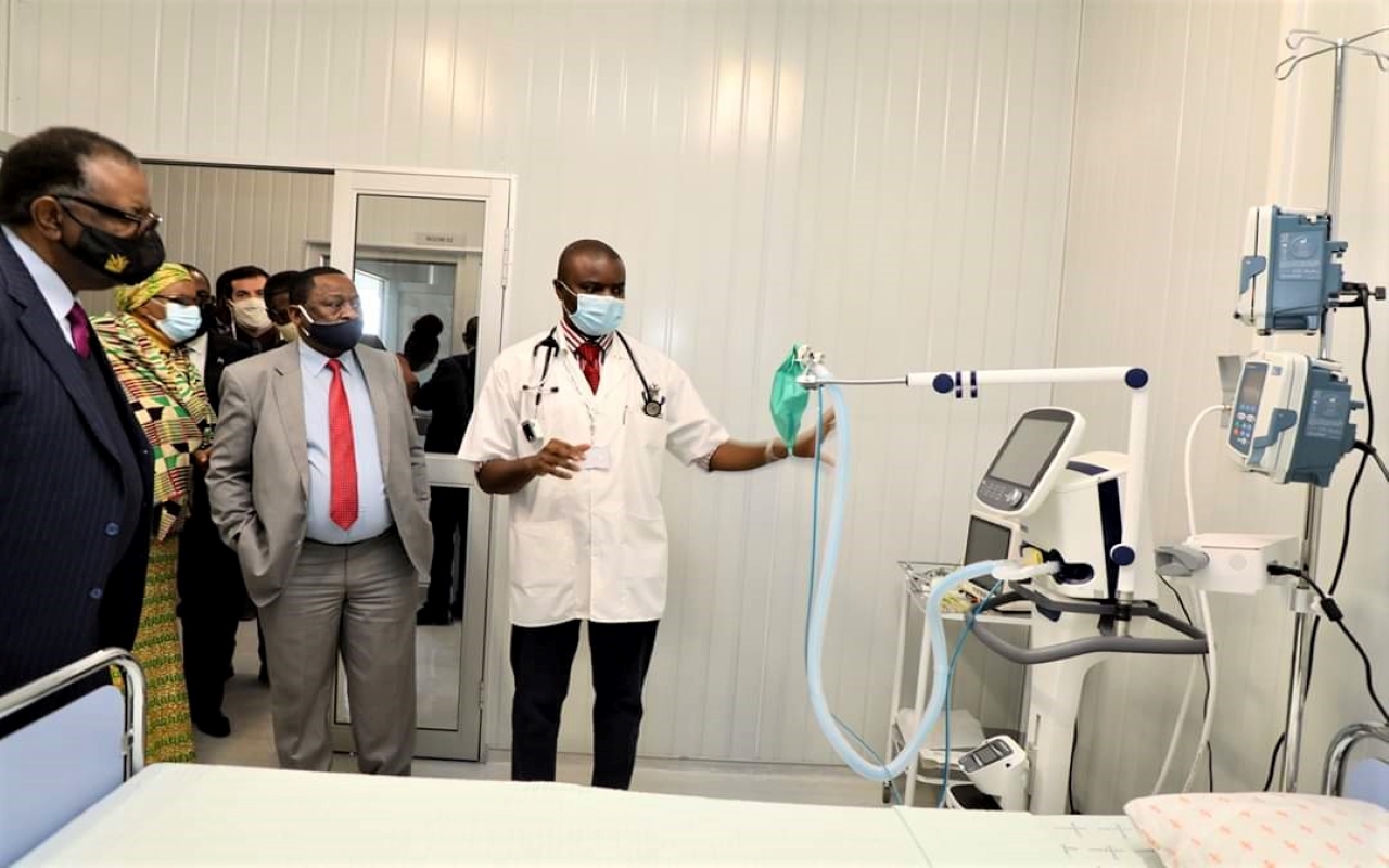 HE, the President of the Republic of Namibia, Dr Hage Geingob with the Minister of Health and Social Services at the Intensive Care Unit for the COVID-19 patients 