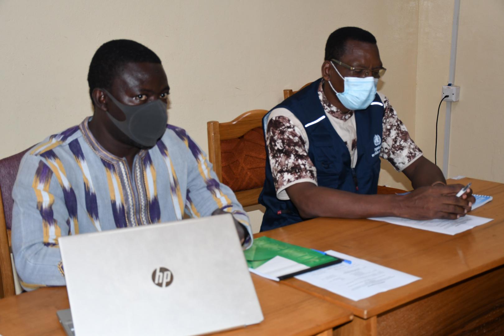 De gauche à droite, le Coordonnateur national de la riposte Covid-19, Dr Brice BICABA et M. Raymond MBOUZEKO, Consultant CREC/ OMS pendant la cérémonie d'ouverture de l’atelier 