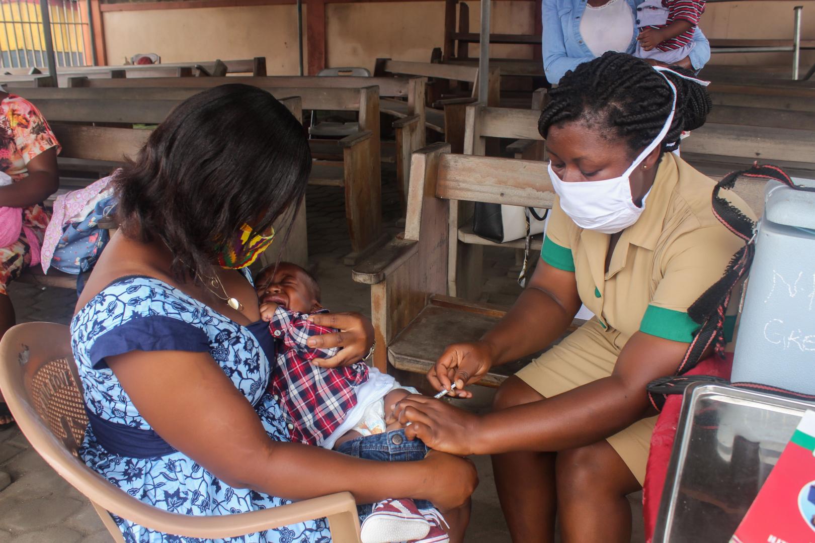 Les infirmières communautaires du Ghana fournissent des soins de santé aux enfants sur fond de COVID-19