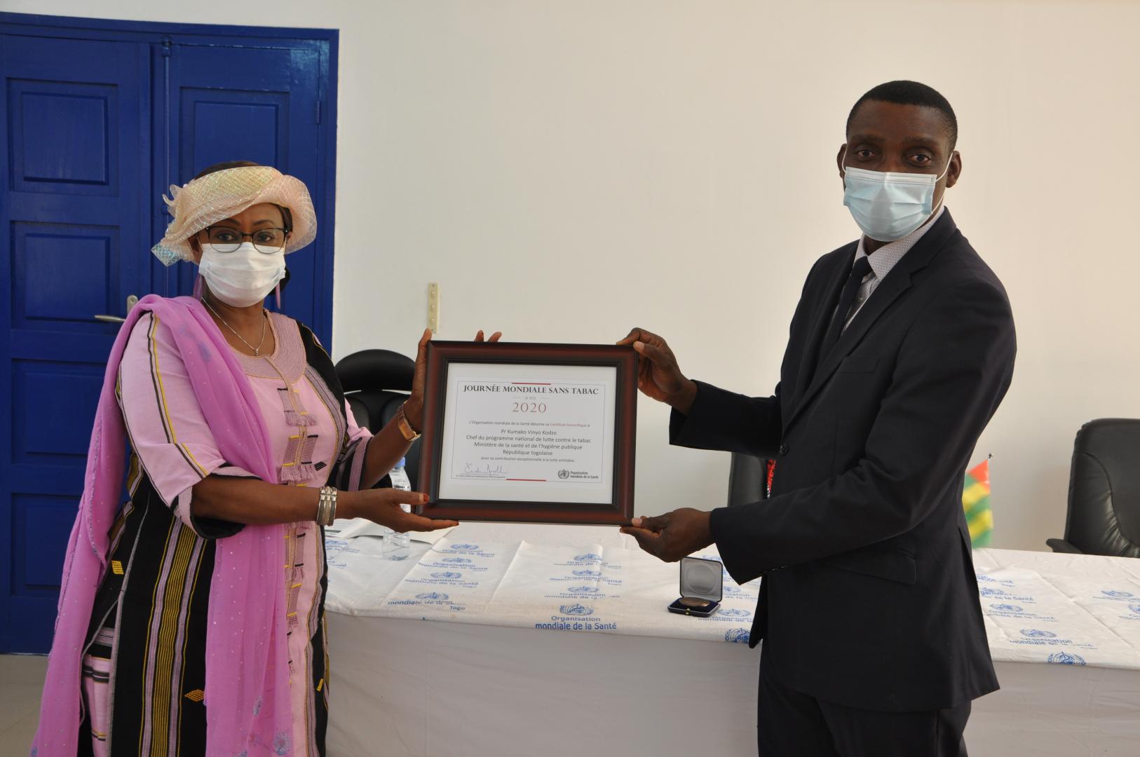Remise du prix au Professeur KUMAKO par la Rep. Dr Diallo FBT