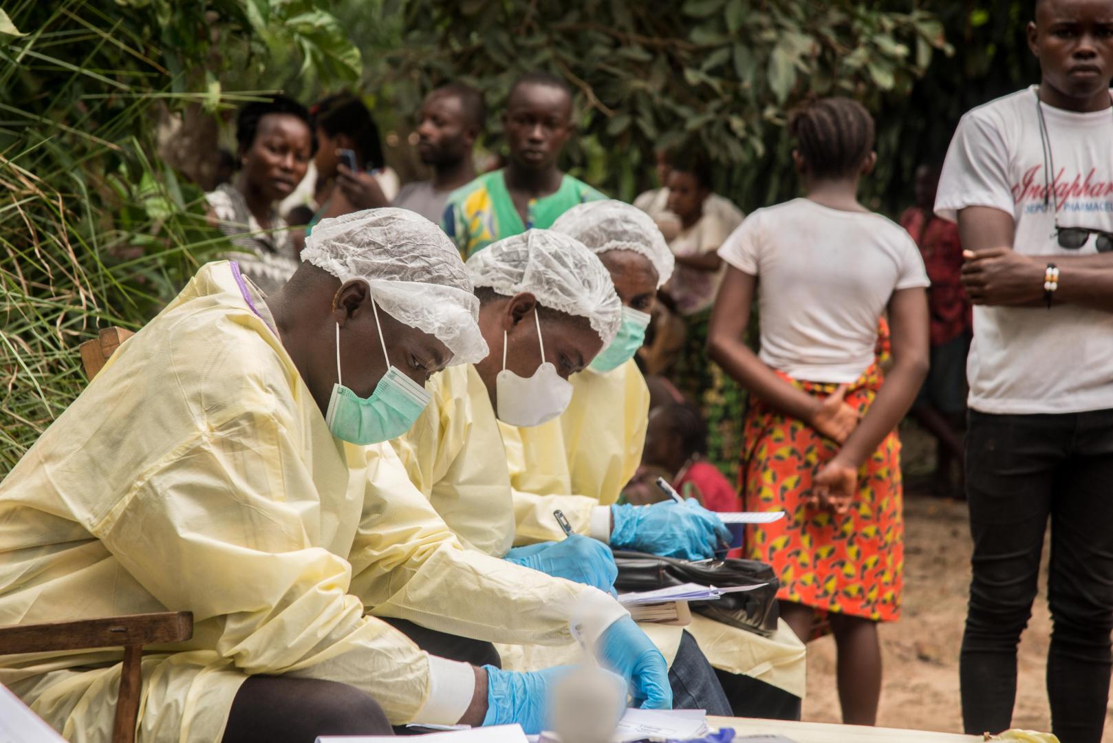 医療従事者は、確認されたエボラ出血熱の症例が発見された後、コンゴ民主共和国のエキャタール州ビコロのモトで家の準備と消毒を行っていました。