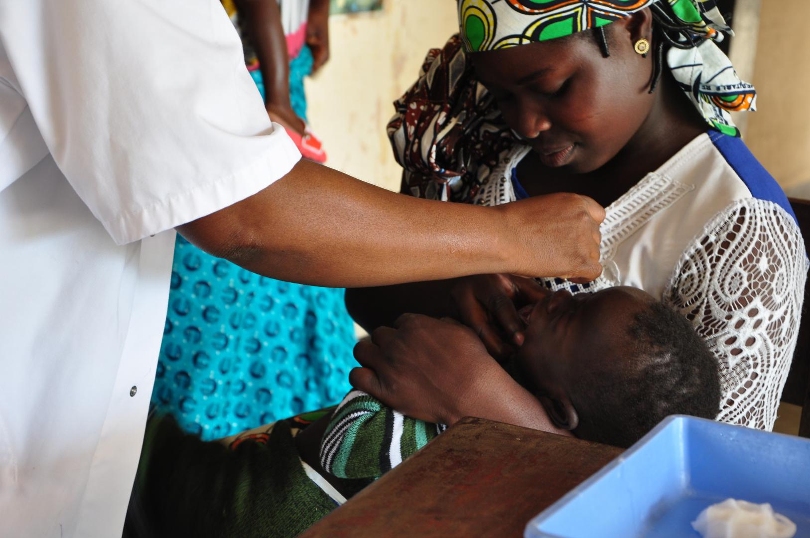 Vaccination d'un enfant dans le district de Badja