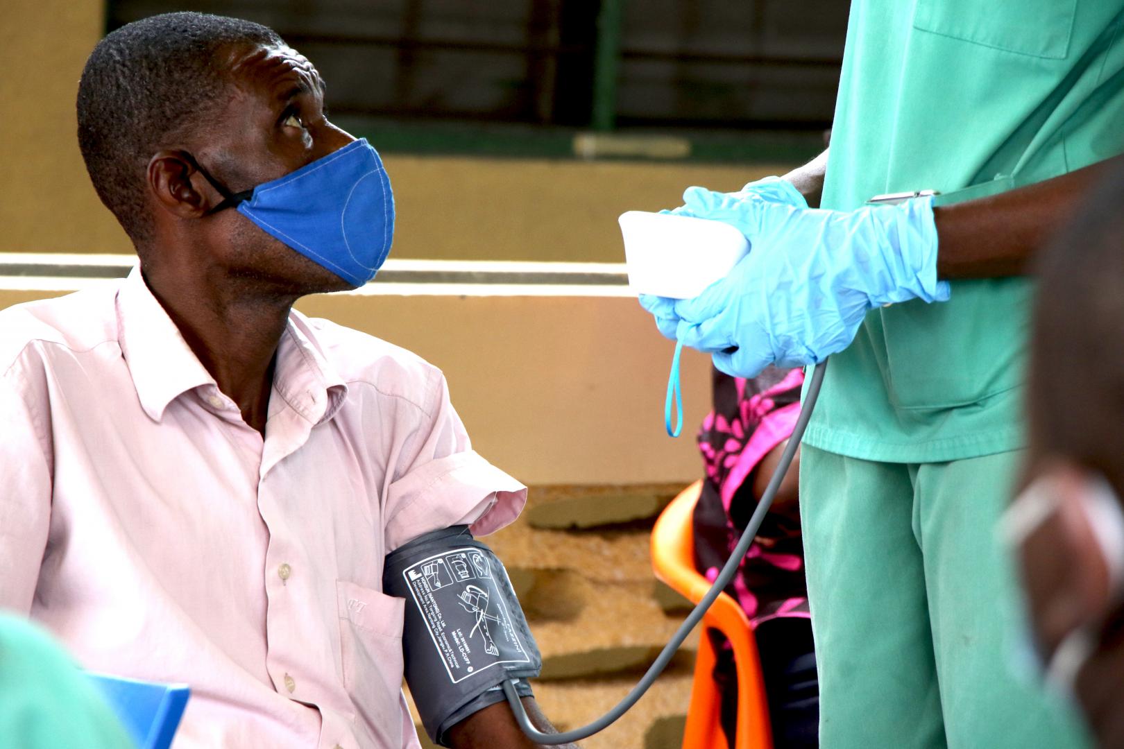 Dans un des centres de dépistage pour les comorbidités liées au coronavirus, COVID-19, situé à l'hôpital St-Joseph de Kinshasa, un candidat au dépistage gratuit se fait prendre la tension - OMS/Eugene Kabambi