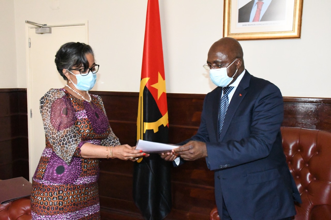 Ministro das Relações Exterior de Angola recebendo as credencias da Nova Representante da OMS, Dra. Djamila Cabral, durante a cerimonia de apresentação.