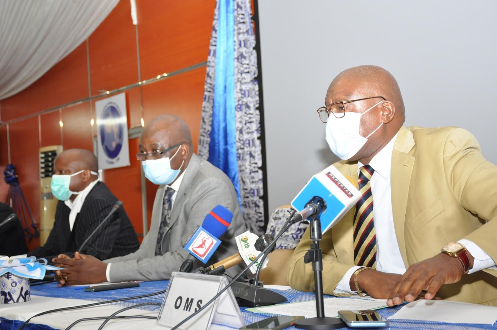 Dr Ali Bachabi IMOROU, Secrétaire Général du Ministère de la Santé entouré de Dr Raoul SAÏZONOU, Conseiller  de l’OMS chargé des Maladies Tropicales Négligées (NTD) et des Maladies Non Transmissibles (MNT) et de la Représentante de l’ambassade du Royaume de Belgique au Bénin 