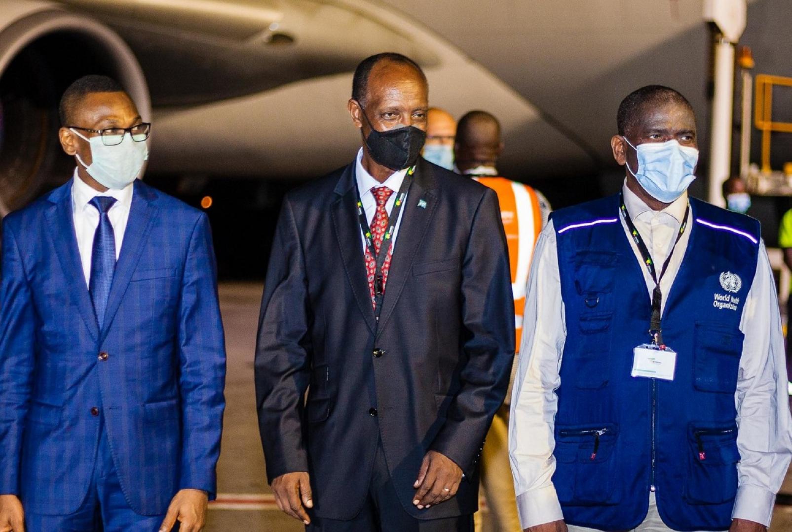 Vaccins réceptionnées à l’Aéroport international Cardinal Bernadin Gantin par le Ministre de la Santé Benjamin Hounkpatin et les membres de l’initiative COVAX