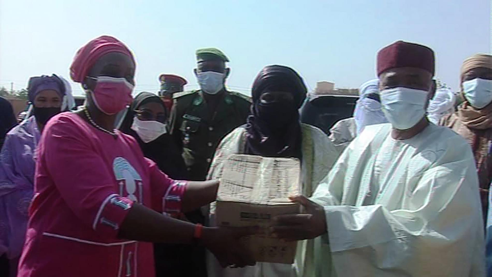 la Représentante de l’OMS remettant un échantillon du don au Gouverneur d’Agadez