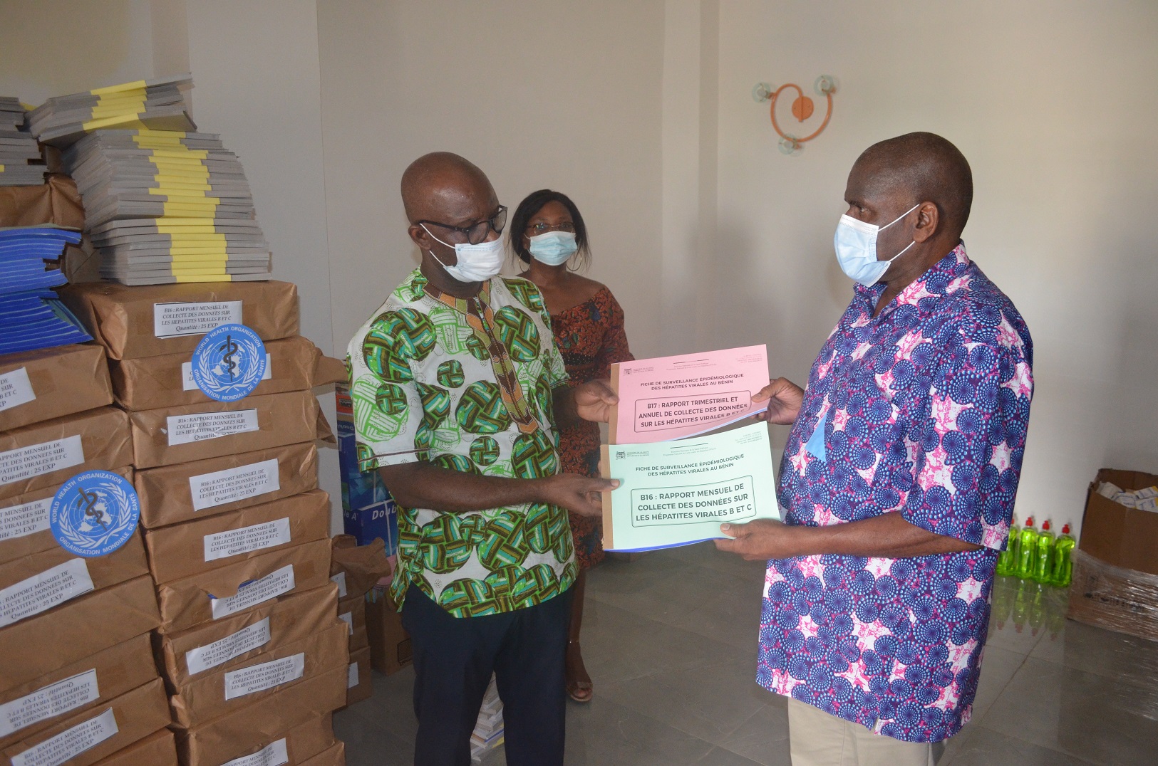 De gauche à droite, Dr Edmond Sossa GBEDO, Coordonnateur Adjoint du PNLH, Mme Hélène Kokoè LAKOUSSAN, Assistante Administrative du PNLH et Dr Mamoudou HAROUNA DJINGAREY, Représentant Résident par intérim de l’OMS au Bénin