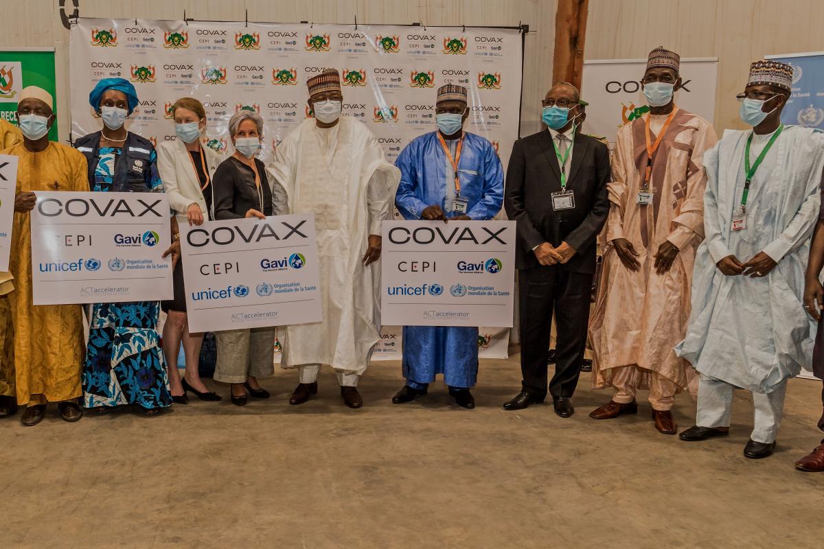 Près de 355,000 doses de vaccins contre la COVID-19, expédiées par l’intermédiaire du mécanisme COVAX sont arrivées le 14 avril 2021 à Niamey, au Niger. Cette livraison fait partie d'une première vague qui se poursuivra dans les semaines à venir. A terme, un total de 4 millions 500 doses d’Aztrazeneca sont attendues au Niger