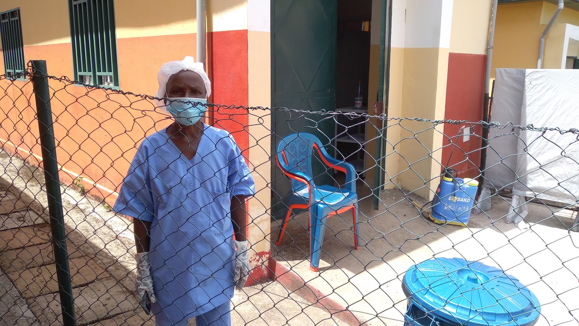 Aminata guérie Ebola et garde malade au centre de traitement