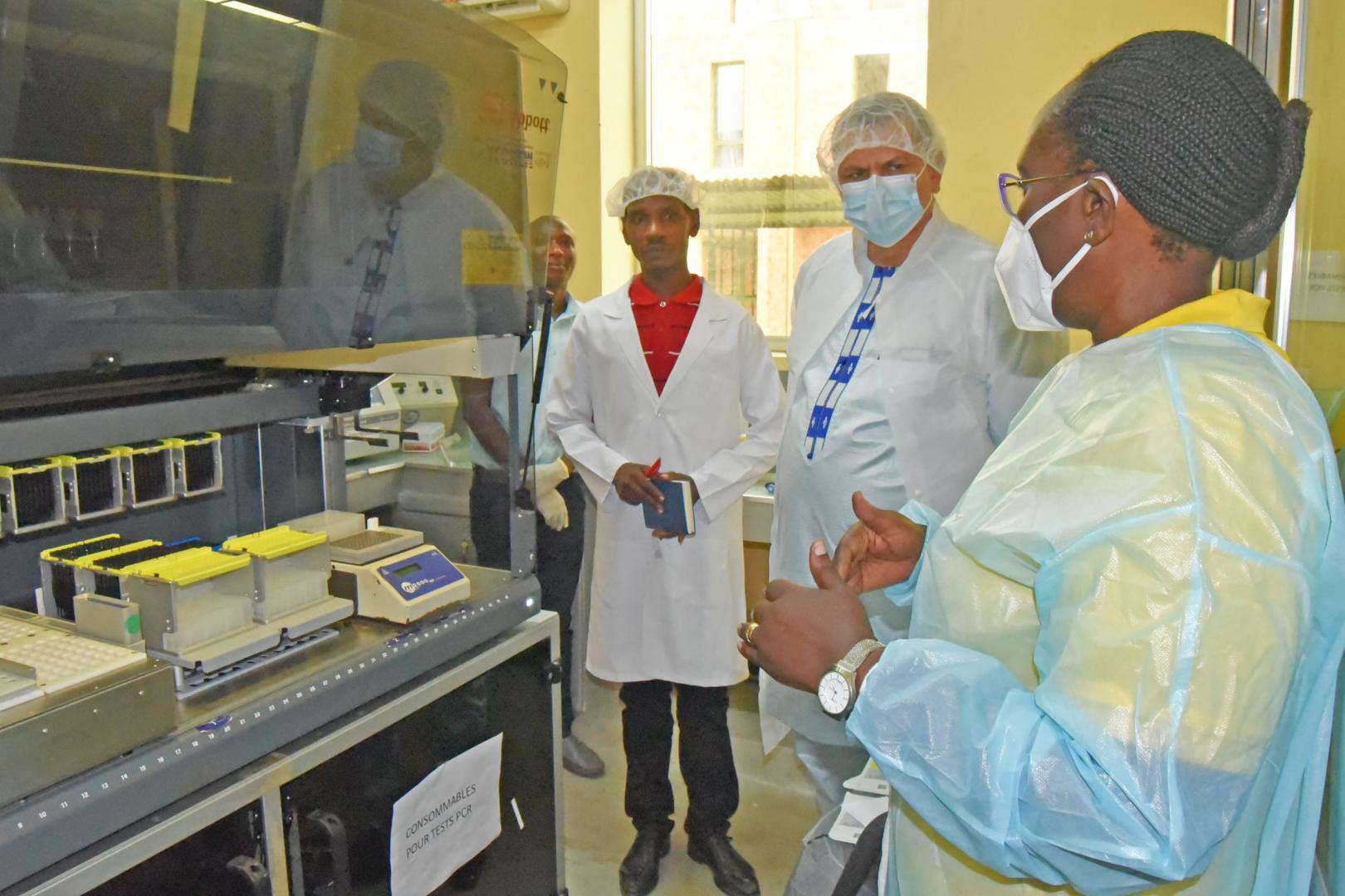 Le Représentant de l'OMS au Burundi a procédé à une visite guidée du laboratoire de l’INSP