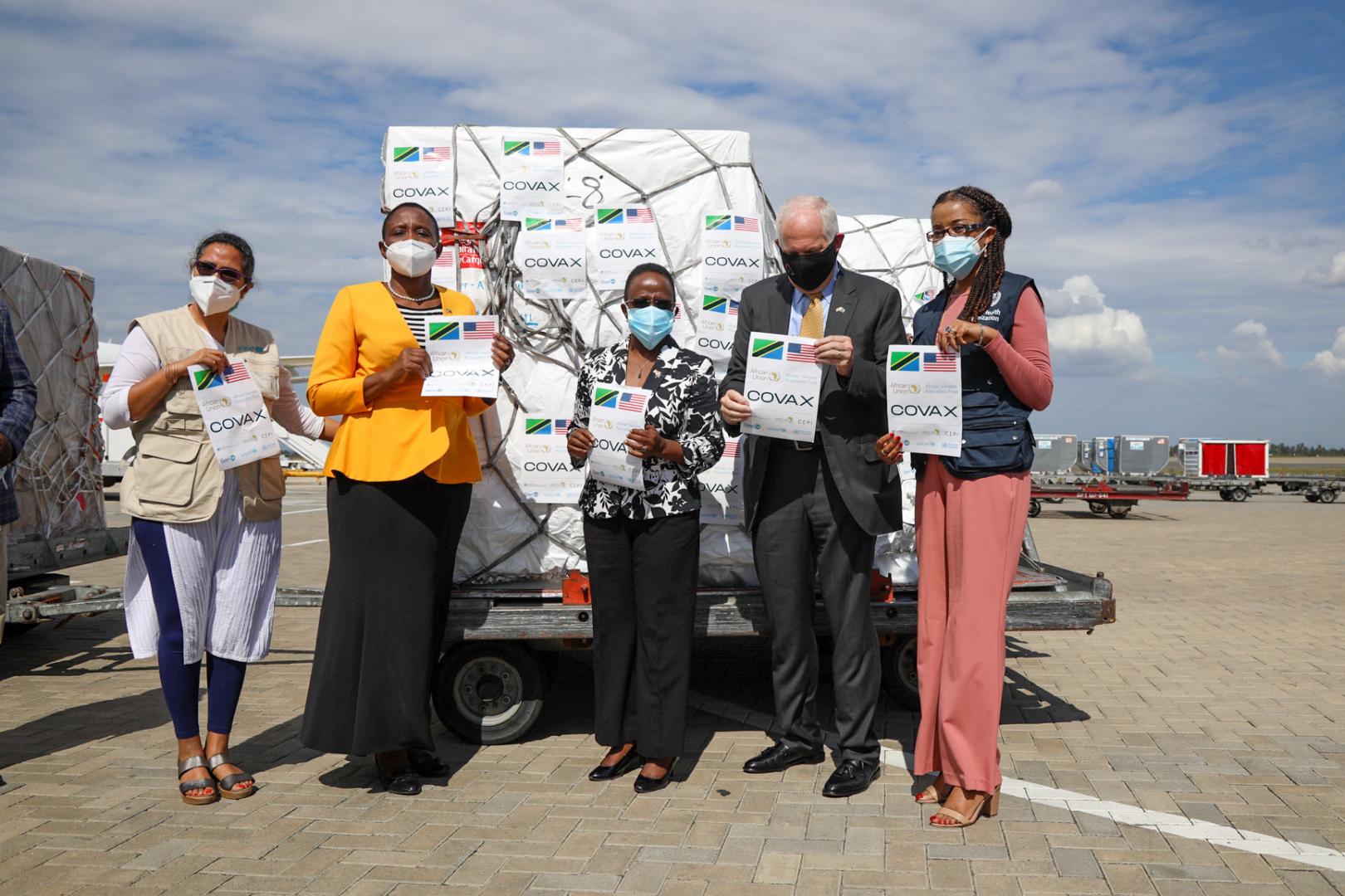 The Minister for Health together with the Minister for Foreign Affairs, US Ambassador, WHO & UNICEF Reps receiving the vaccines at the airport