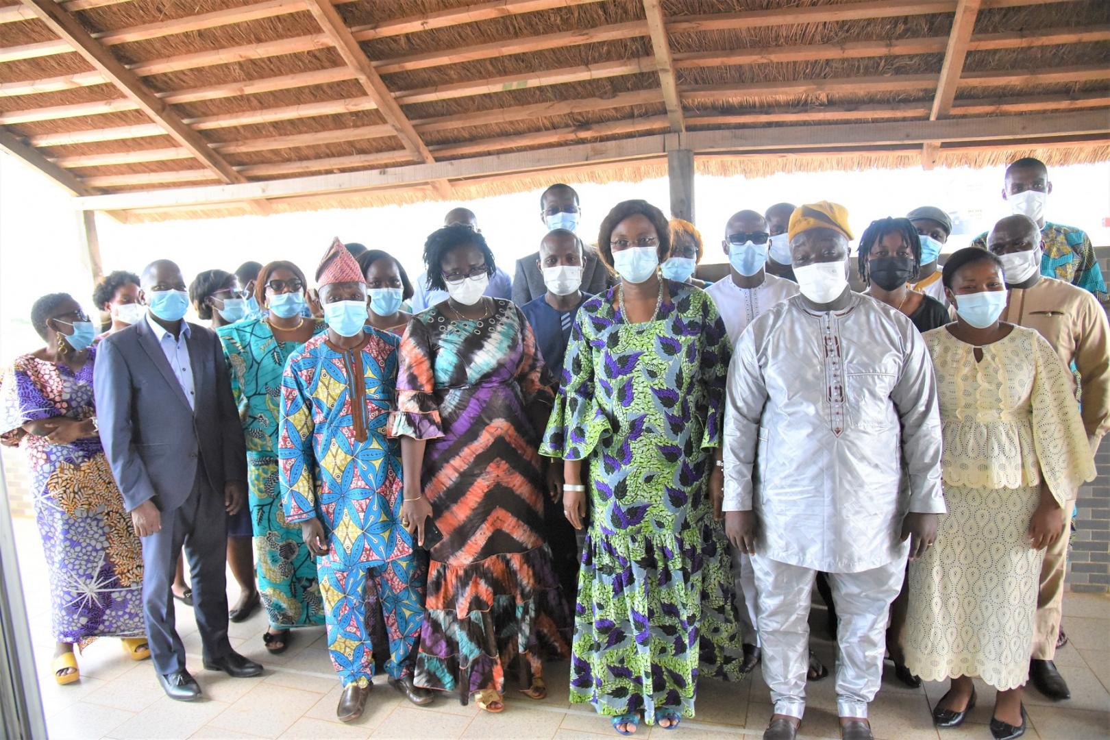 Photo de groupe des cadres des directions techniques et agences du Ministère de la Santé, de la Faculté des Sciences de la Santé, des partenaires techniques et financiers, participants à l’atelier. 