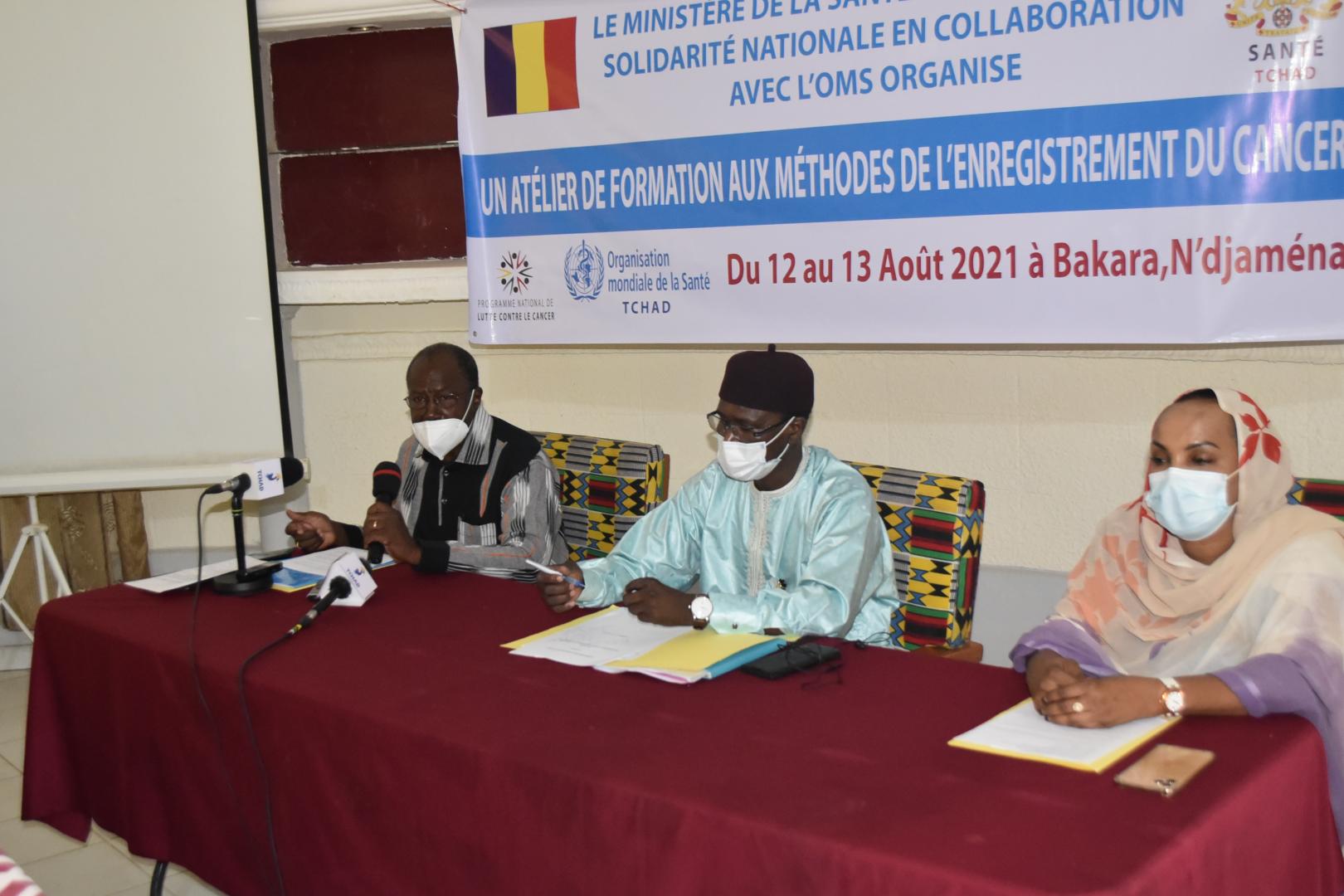 Les officiels : le DG du Ministère de la Santé Publique et de la Solidarité Nationale, Dr Ismaël Barh Bachar (au centre) entouré de Dr Djimrassengar D. Honoré, Point Focal de l’OMS pour la lutte contre les Maladies non Transmissibles (à gauche) et la Coordonatrice du Programme national de lutte contre le cancer, Dr Fatima A.A. Haggar (à droite)