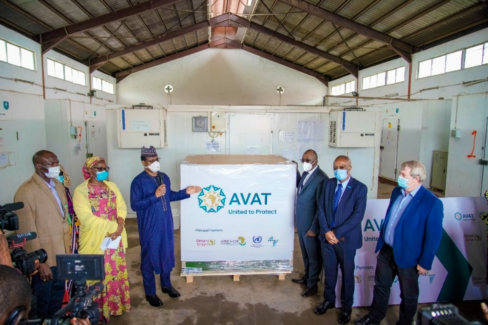 The ED (3rd left explaining the cold chain capacity for the J & J vaccine to dignitaries, including WR (2nd right)