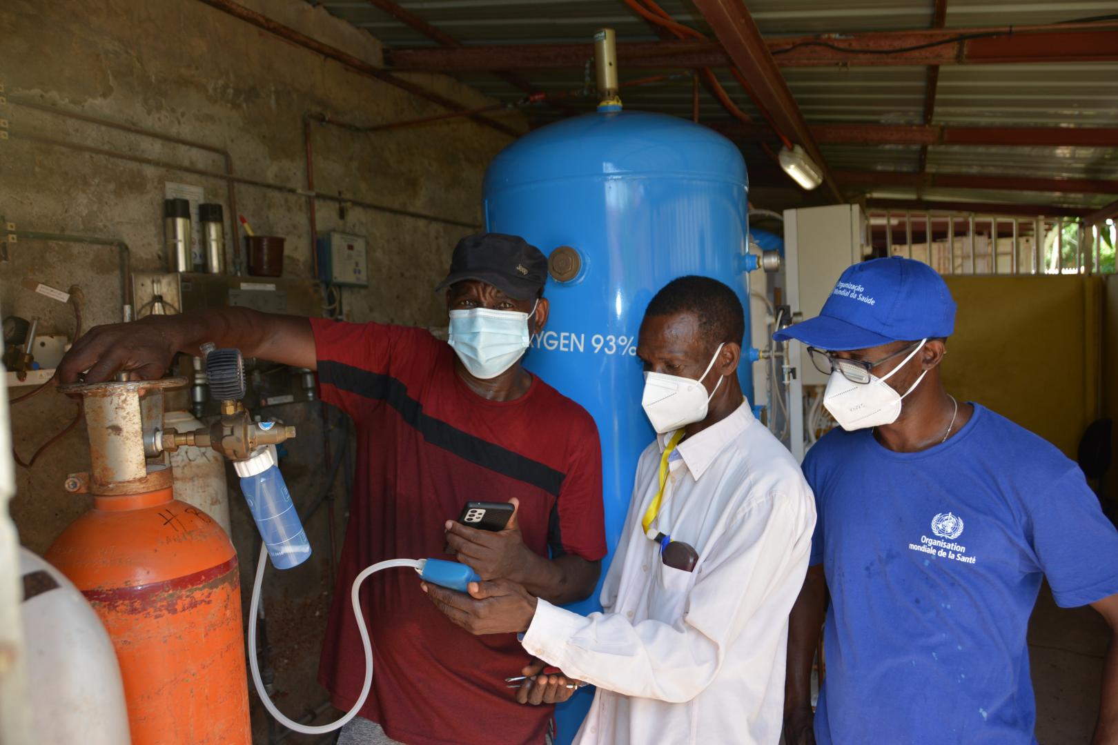 OMS apoia o Alto-Comissariado para o COVID-19 na avaliação de cinco fábricas de oxigénio no sector autónomo de Bissau e Biombo.