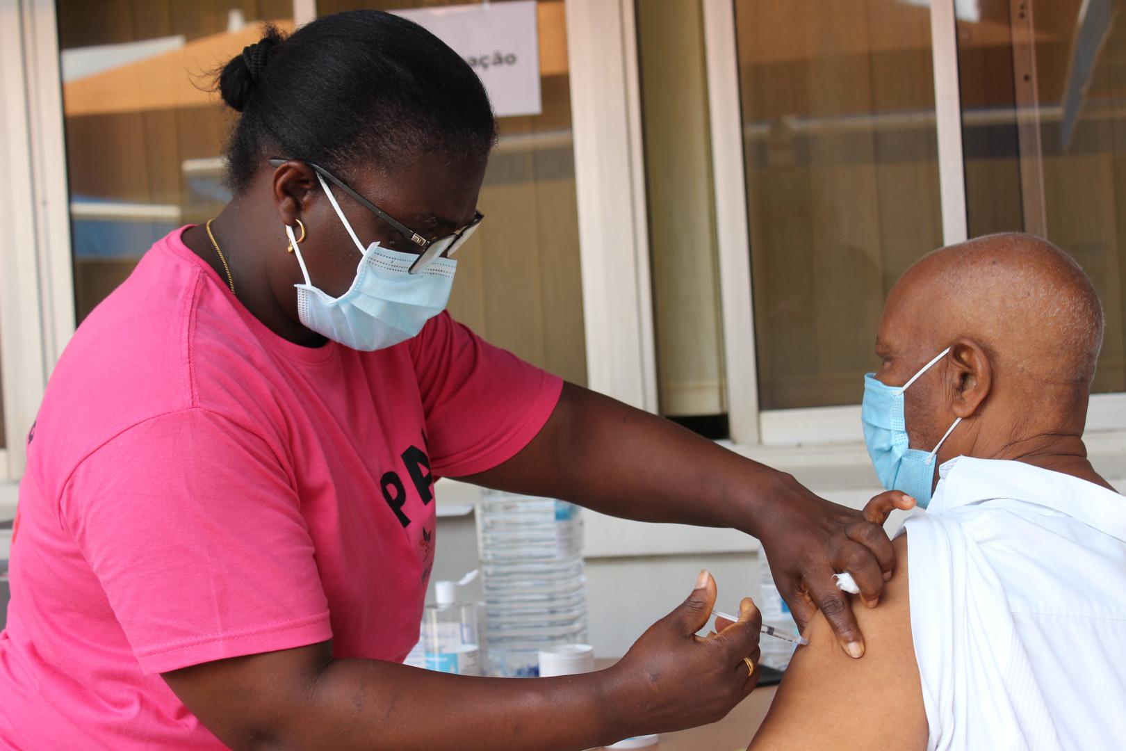 São Tomé e Príncipe atinge o objectivo global para a vacinação contra a COVID-19, vacinando mais de 10% da sua população.