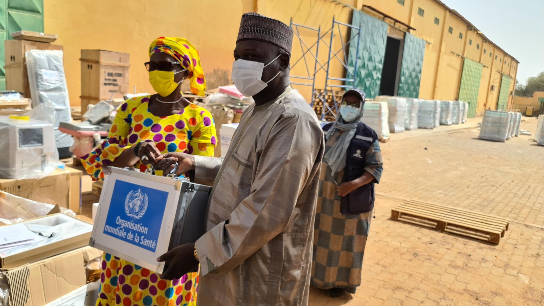 Le ministre de la Santé publique réceptionnant un échantillon du don OMS des mains de la Représentante de l'OMS au Niger