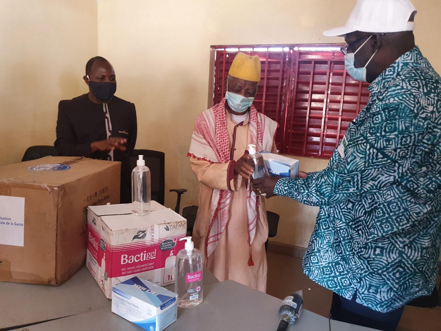 Le Président de la CRD recevant des échantillons des matériels des mains du Représentant de l’OMS en Guinée