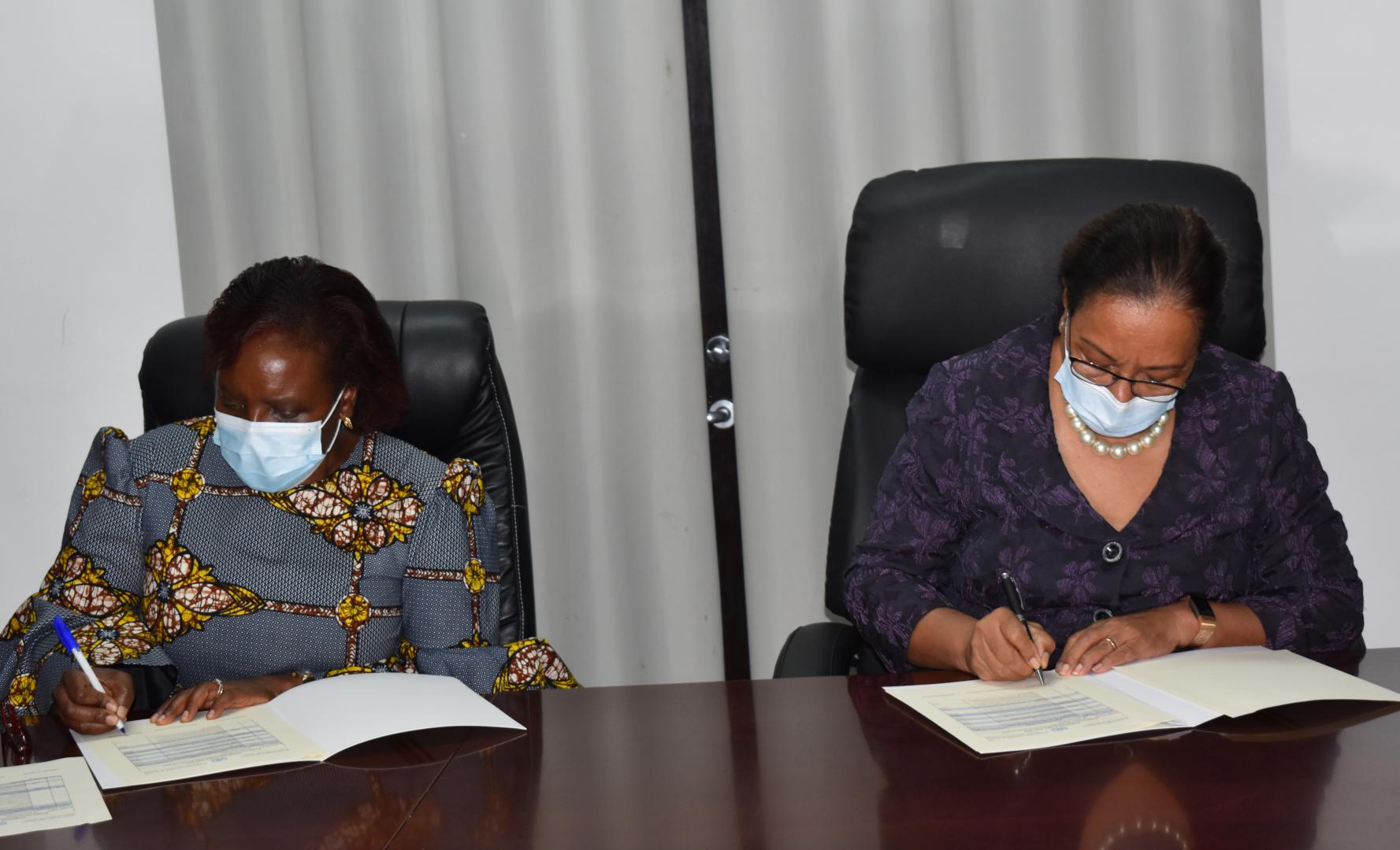 Dr Susan Tembo, acting WHO Representative for Seychelles and Honorable Minister of Health Peggy Vidot signs the two-year joint framework in the presence of the media