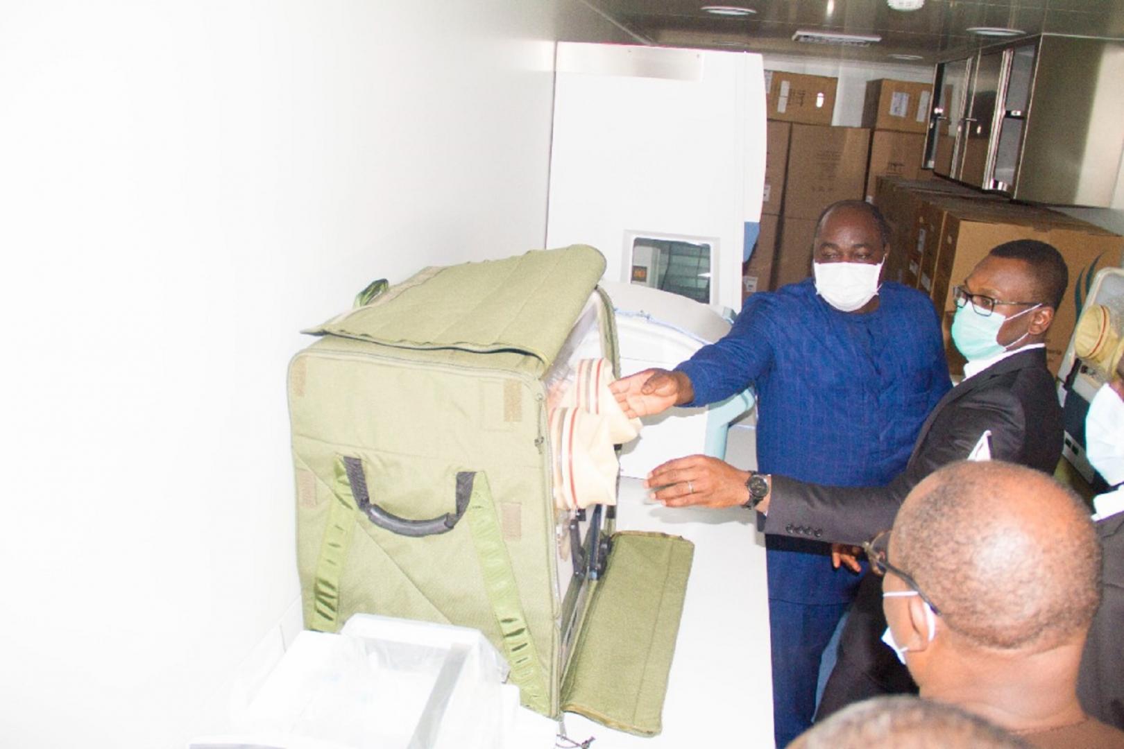 Visite de l’intérieur du laboratoire P3 mobile par la délégation composée par le Ministre de la Santé, Prof. Benjamin HOUNKPATIN, le Conseiller Technique à la Médecine Hospitalière, Dr Dodji Anges DOSSOU, le Coordonnateur Résident du Système des Nations Unies et les chefs d’Agence.