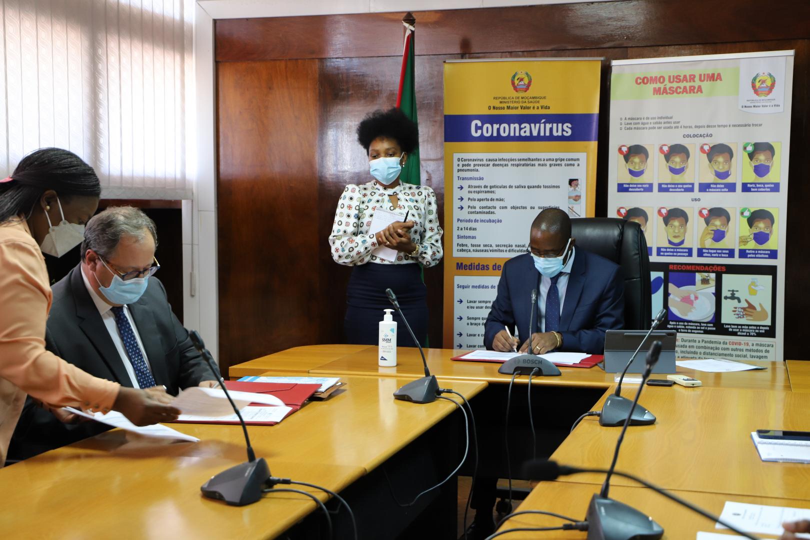 Dr. Severin Representante da OMS em Moçambique e Dr. Armindo Tiago Ministro da Saúde assinando o Plano .