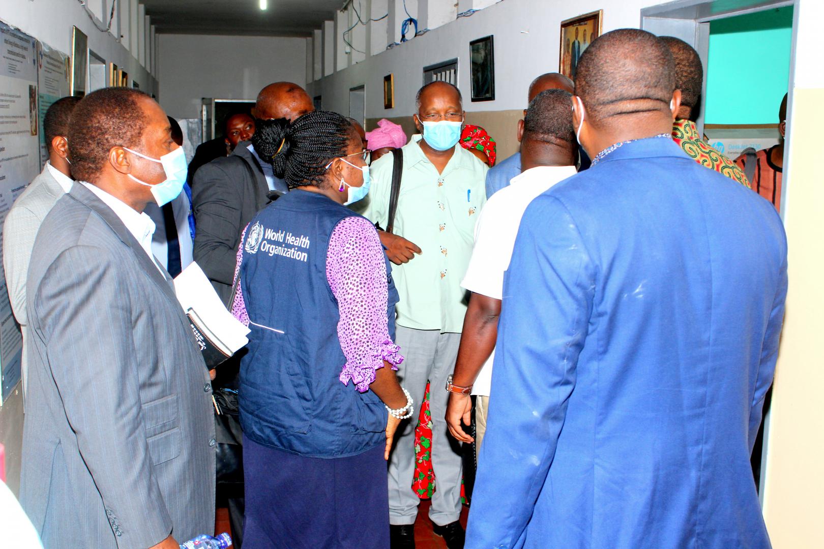 L'équipe d'experts conjoints lors de leur visite au laboratoire de la Faculté de Médecine de l'Université de Kinshasa (UNIKIN) 