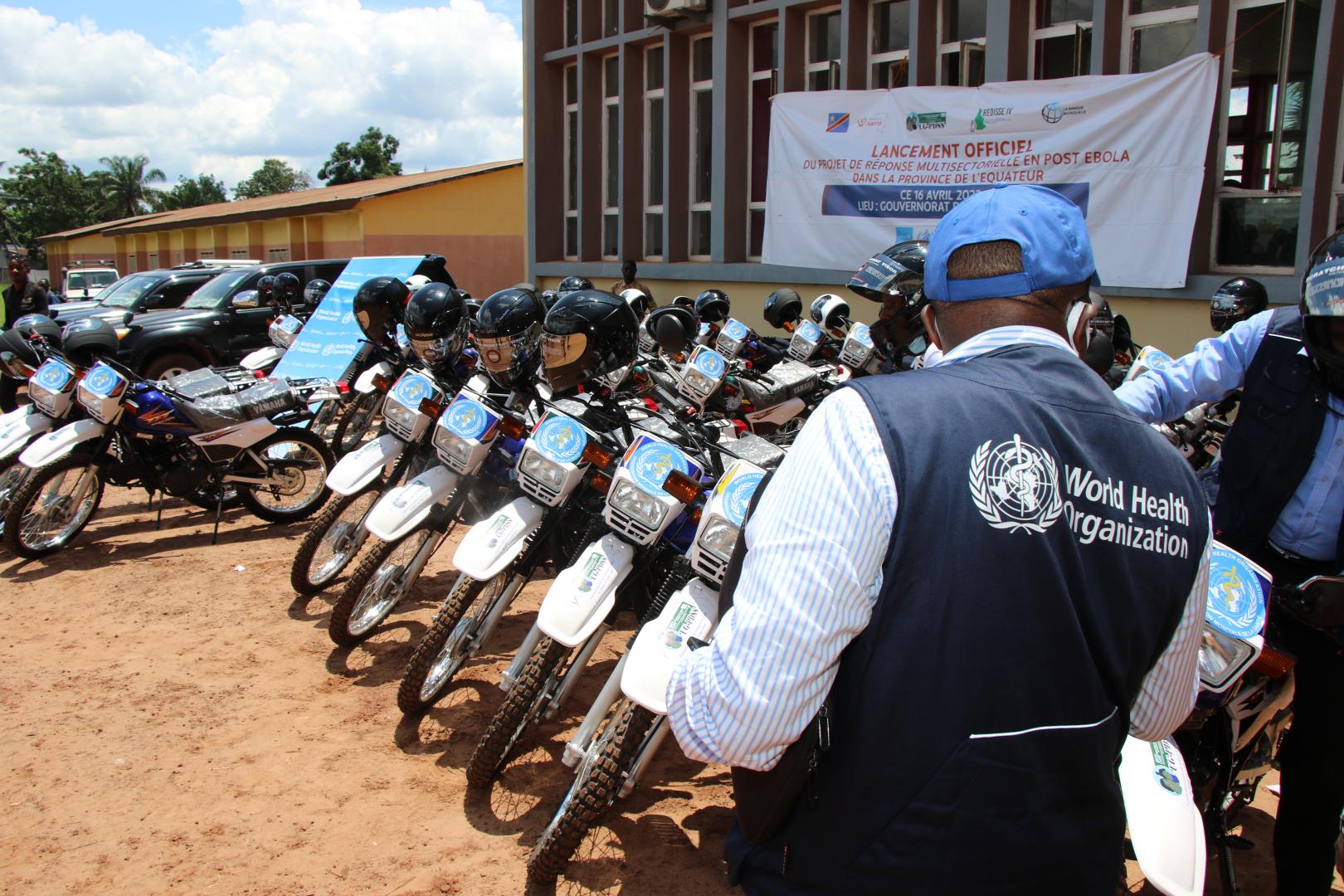 Une vue partielle de 68 motos neuves remises par l'OMS à Mbandaka pour renforcer les activités de surveillance épidémiologique dans un effort pour soutenir la détection précoce des épidémies, permettant la préparation et la réponse efficace