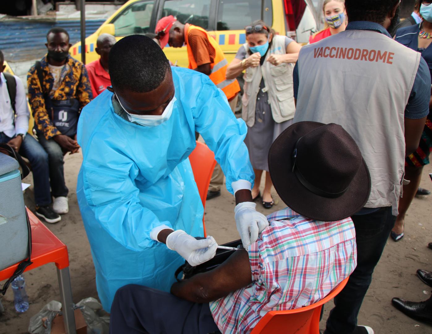 Au quartier 01 de N'djili, une équipe mobile vaccine les personnes éligibles de 18 ans et plus pour les protéger du virus mortel de SARS-CoV-2, à Kinshasa, en RDC --ek 