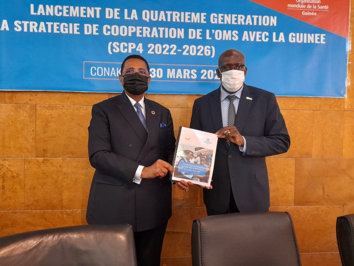 Le Ministre de la Santé et le Représentant de l’OMS présentant la nouvelle stratégie de coopération de l’OMS avec la Guinée