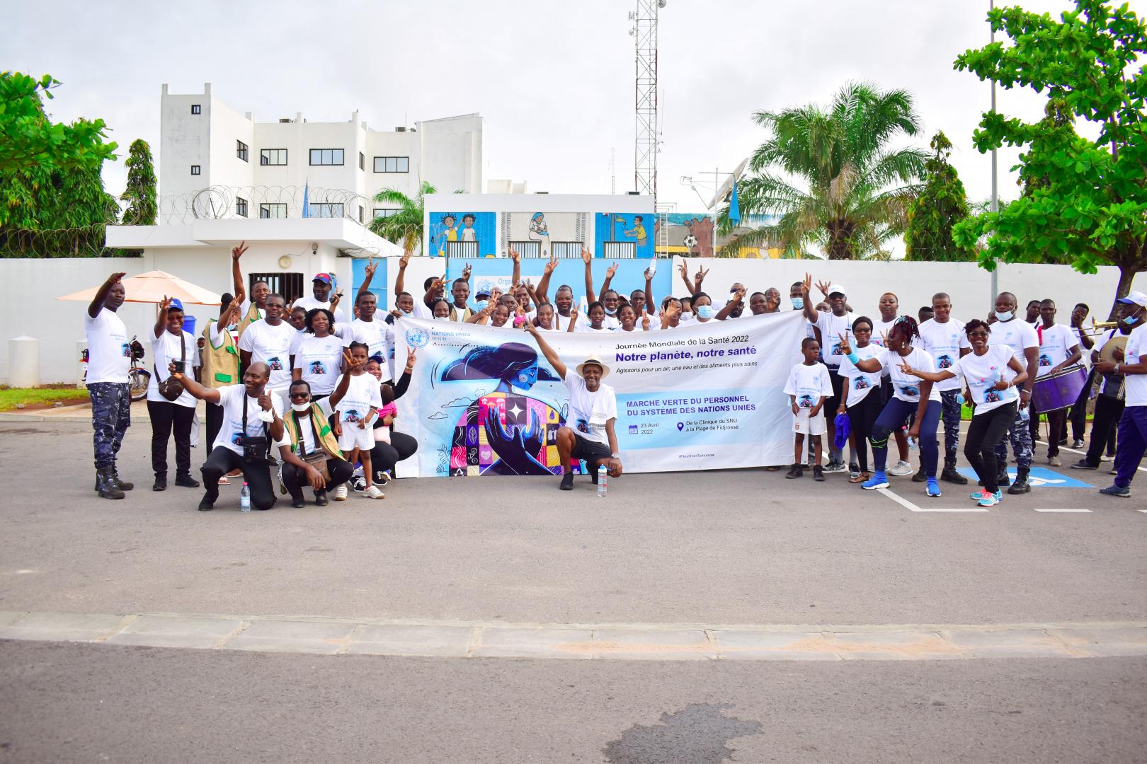 Photo du groupe du personnel SNU ayant participé à la marche verte devant le siège de l’OMS. 