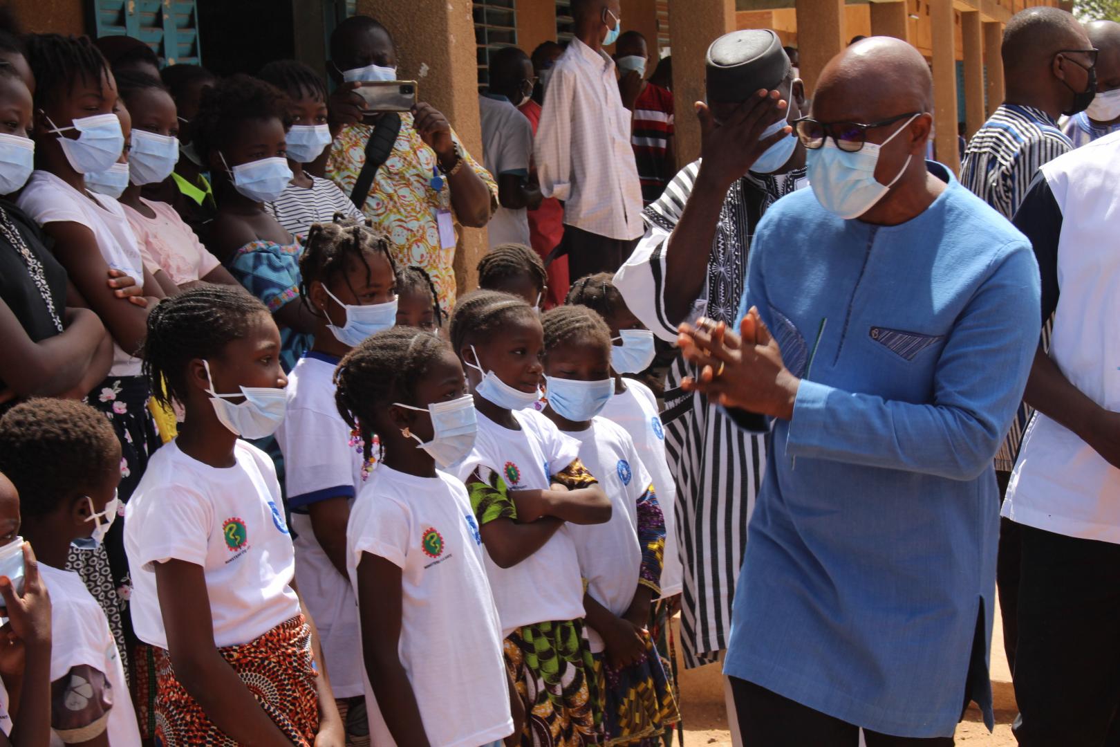 Le Ministre de la santé et de l’hygiène publique, Dr Kargougou, salue les enfants  en attente de recevoir leur dose de vaccin, gardasil4 