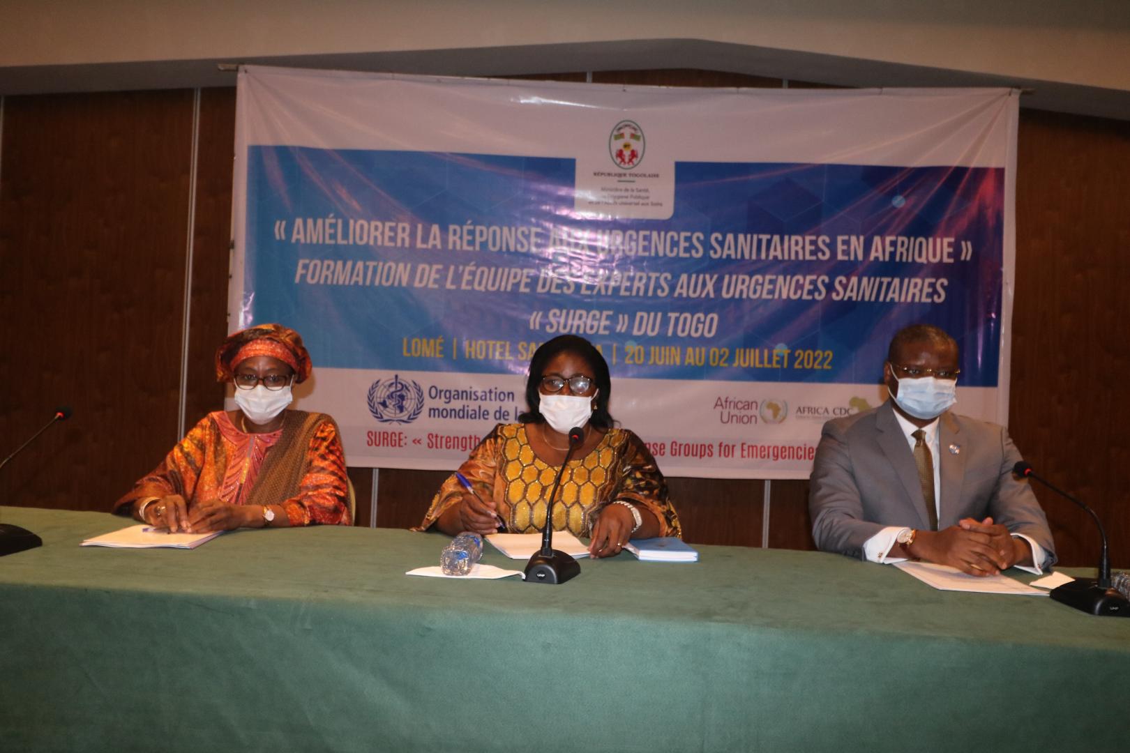 Les officiels à la cérémonie d’ouverture : (de Gauche vers la droite) Dr Diallo Fatoumata, (Rep OMS), Mme Akakpo Mideamegbe (DC Ministère de la santé), M. Aliou Dia, (Coordonnateur Résident ai.)